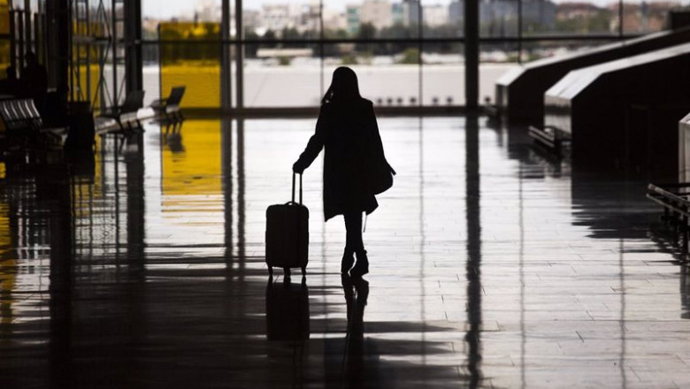 Una mujer con una maleta en el aeropuerto de Madrid - Barajas Adolfo Suárez, a 21 de abril de 2021, en Madrid (España). | Alejandro Martínez Vélez - Europa Press ep una mujer con una maleta en el aeropuerto de madrid barajas adolfo suarez a 21 de abril de 2021