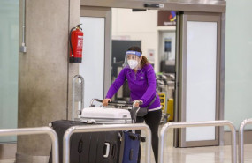 ep una pasajera camina por las instalaciones de la t4 del aeropuerto adolfo suarez madrid-barajas