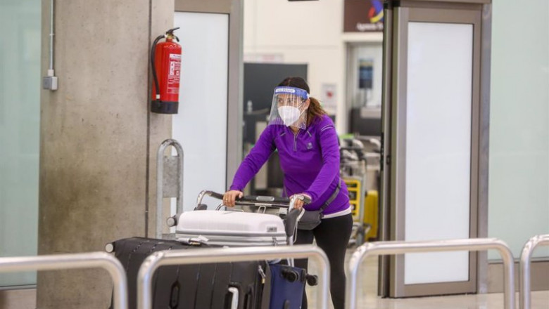 Una pasajera camina por las instalaciones de la T4 del Aeropuerto Adolfo Suárez Madrid-Barajas. | Ricardo Rubio - Europa Press ep una pasajera camina por las instalaciones de la t4 del aeropuerto adolfo suarez madrid-barajas