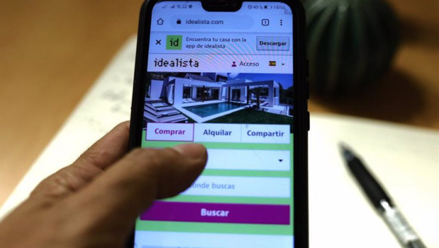 ep una persona hace uso de la aplicacion movil de idealista una plataforma de anuncios de pisos y