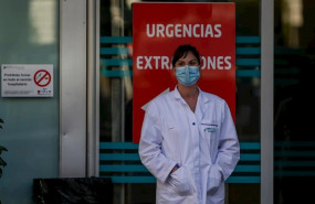 ep una sanitaria en la puerta del hospital fundacion jimenez diaz en madrid espana a 25 de mayo de