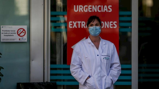 ep una sanitaria en la puerta del hospital fundacion jimenez diaz en madrid espana a 25 de mayo de