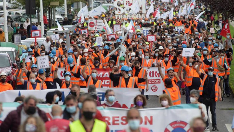 ep varios cientos de personas participan en una manifestacion por el futuro industrial de a marina a