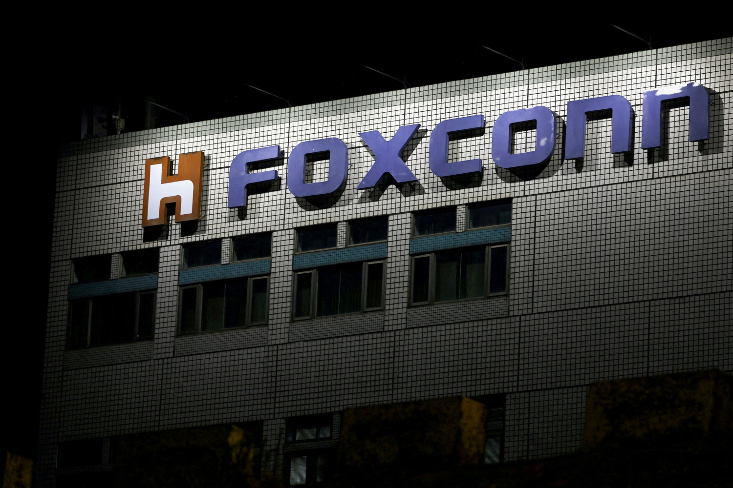 Foxconn gana un 17% más en el tercer trimestre gracias a la demanda de IA