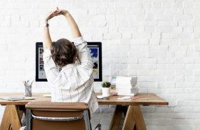 mujer estirandose mujer estirandose