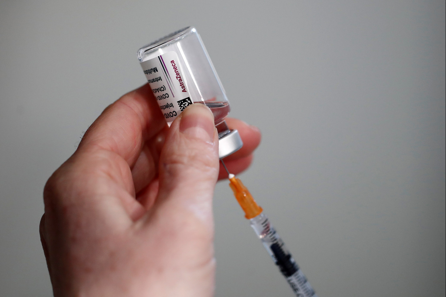 coronavirus reprise des injections du vaccin astrazeneca dans une dizaine de pays 
