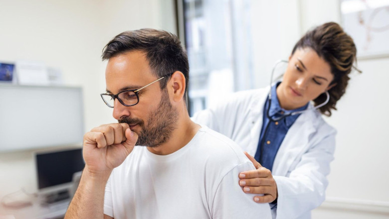 doctora clinica realiza auscultacion pulmones paciente sintomas coronavirus o neumonia