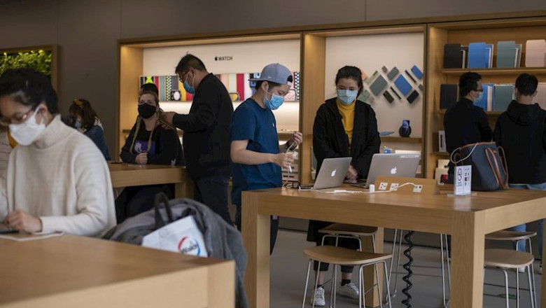 April 1, 2020 - Shanghai, China: Staff and customers at the Apple Store at iapm mall. According to official figures almost 942,000 people have been infected with the virus globally (82,394 of them in China). More than 47,500 people have died from the dise | Dave Tacon ep april 1 2020 - shanghai china staff and customers at the apple store at iapm mall according to