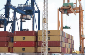 ep archivo   contenedores de mercancias en el puerto de cadiz