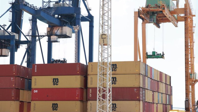 ep archivo   contenedores de mercancias en el puerto de cadiz