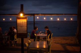 ep archivo   dos jovenes en la terraza de un restaurante frente a la playa de la barceloneta