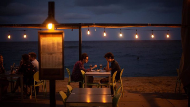 ep archivo   dos jovenes en la terraza de un restaurante frente a la playa de la barceloneta