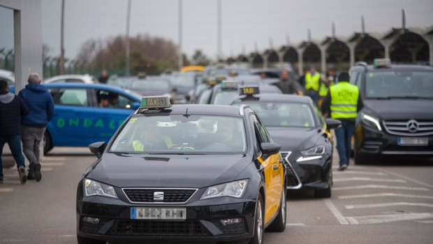 ep archivo   marcha lenta de taxis en barcelona