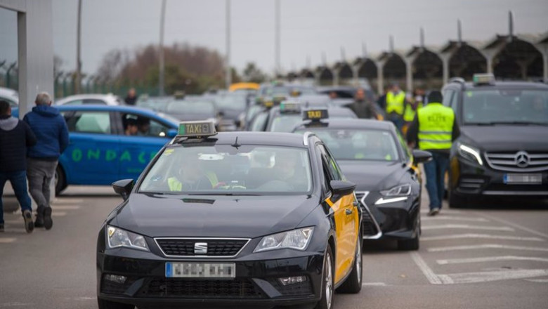 Marcha lenta de taxis en Barcelona | Lorena Sopêna - Europa Press - Archivo ep archivo marcha lenta de taxis en barcelona