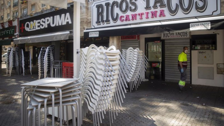 ep archivo   sillas apiladas en la terraza de un bar