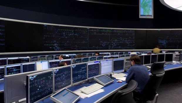 ep archivo   thales entabla negociaciones exclusivas para vender su actividad ferroviaria a hitachi