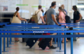 ep archivo   turistas hacen colas en los puestos de embarque de ryanair en el aeropuerto costa del