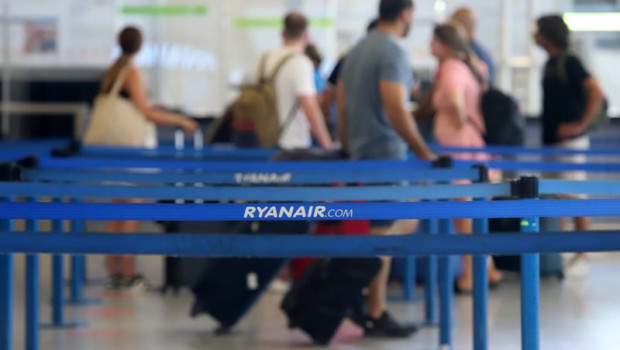 ep archivo   turistas hacen colas en los puestos de embarque de ryanair en el aeropuerto costa del
