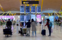 ep archivo   un grupo de personas frente al panel del orden de vuelos en la terminal t4 del