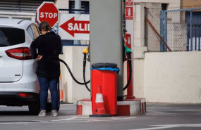 ep archivo un mujer reposta carburante en una gasolinera a 28 de octubre de 2022 en madrid espana ep archivo un mujer reposta carburante en una gasolinera a 28 de octubre de 2022 en madrid espana