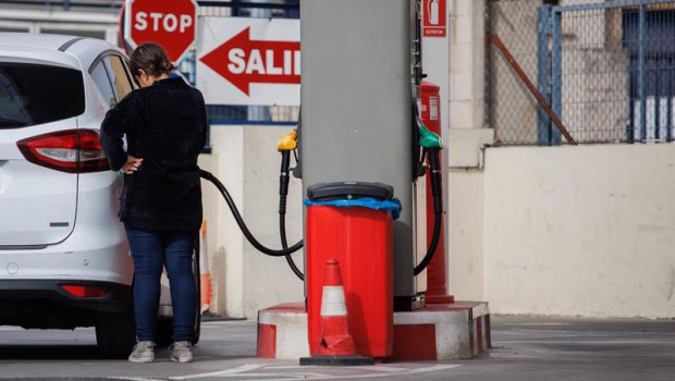 ep archivo   un mujer reposta carburante en una gasolinera a 28 de octubre de 2022 en madrid espana
