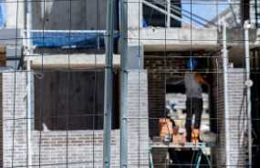 ep archivo   un obrero trabaja en la construccion de una vivienda nueva a 29 de julio de 2025 en