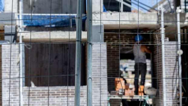 ep archivo   un obrero trabaja en la construccion de una vivienda nueva a 29 de julio de 2025 en