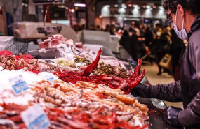 ep archivo   un vendedor en un puesto de marisco en el mercado central de valencia