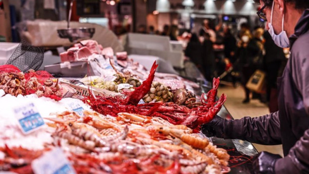 ep archivo   un vendedor en un puesto de marisco en el mercado central de valencia