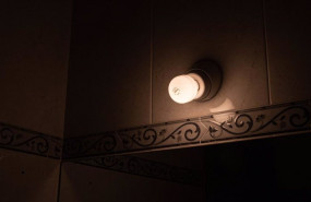 ep archivo   una lampara se mantiene encendida en el interior de una casa a 18 de agosto de 2021 en