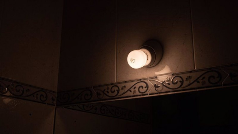 Archivo - Una lámpara se mantiene encendida en el interior de una casa, a 18 de agosto de 2021, en Madrid (España). | David Obach - Europa Press - Archivo ep archivo una lampara se mantiene encendida en el interior de una casa a 18 de agosto de 2021 en