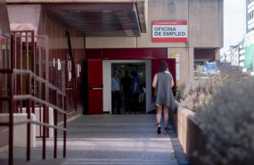 ep archivo   una mujer en la puerta de una oficina de empleo