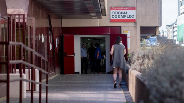 ep archivo   una mujer en la puerta de una oficina de empleo