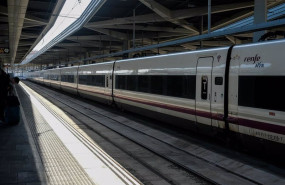 ep archivo   una tren de ave de renfe estacionado en las vias de la estacion de atocha