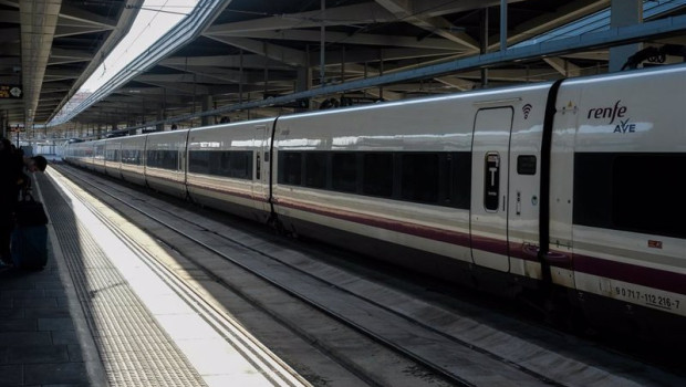 ep archivo   una tren de ave de renfe estacionado en las vias de la estacion de atocha