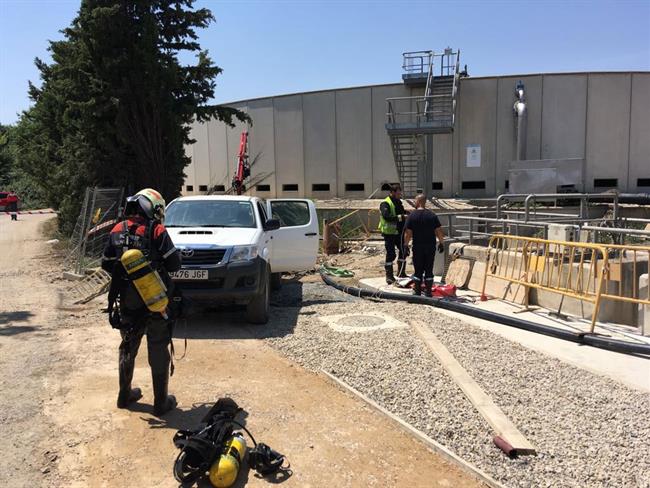 Bomberos en la zona de accidente mortal en la depuradora de Corella. | GOBIERNO DE NAVARRA ep bomberosla zonaaccidente mortalla depuradoracorella