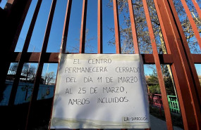 ep cartel en la entrada de un colegio de madrid cerrado por el coronavirus