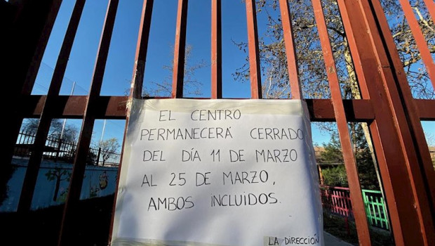 ep cartel en la entrada de un colegio de madrid cerrado por el coronavirus