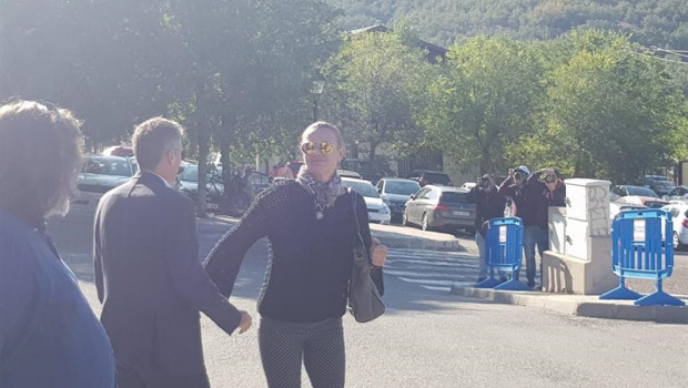 ep coral bistuer en el tanatorio de cercedilla para despedir a su amiga blanca fernandez ochoa
