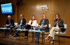 ep cristina gonzalez directora general de microbank primera por la derecha durante una mesa redonda