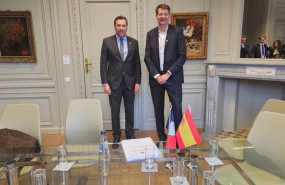 ep el ministro oscar puente junto a su homologo frances patrice vergriete