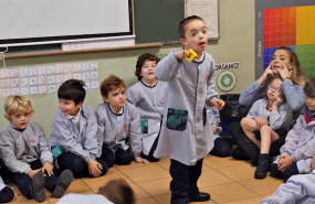 ep el pequeno enol de pie con sus companeros de la clase de primaria del colegio cardenal spinola de