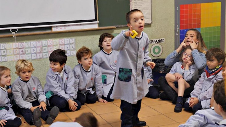 ep el pequeno enol de pie con sus companeros de la clase de primaria del colegio cardenal spinola de