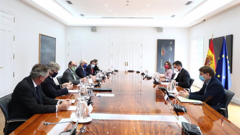 El presidente del Gobierno, Pedro Sánchez, y la vicepresidenta tercer y ministra de Transición Ecológica, Teresa Ribera, se reúne con los representantes de las principales eléctricas. | GOBIERNO DE ESPAÑA. ep el presidente del gobierno pedro sanchez y la vicepresidenta tercer y ministra de transicion