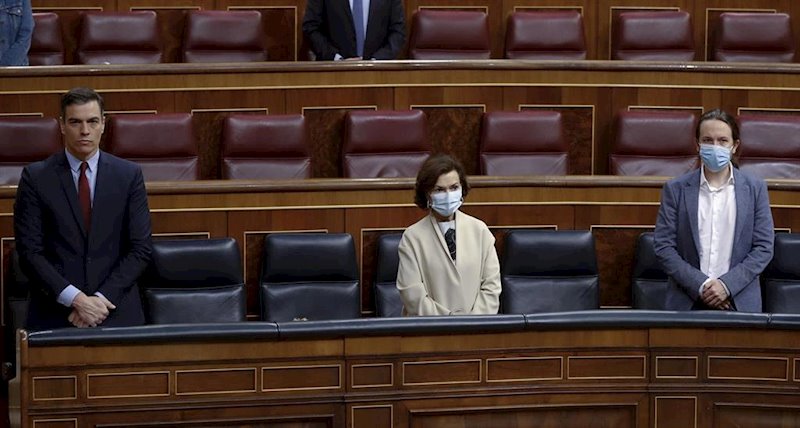 El presidente del Gobierno, Pedro Sánchez, y los vicepresidentes primera, Carmen Calvo y segundo, Pablo Iglesias, antes del inicio del debate de la quinta prórroga del estado de alarma, en Madrid (España), a 20 de mayo de 2020. | Pool ep el presidente del gobierno pedro sanchez y los vicepresidentes primera carmen calvo y segundo