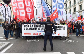 ep empleados de banca durante una manifestacion para exigir mejores salarios a 8 de febrero de 2024