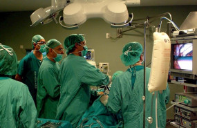 ep imagen de archivo de un trasplante renal en un quirofano del hospital virgen del rocio