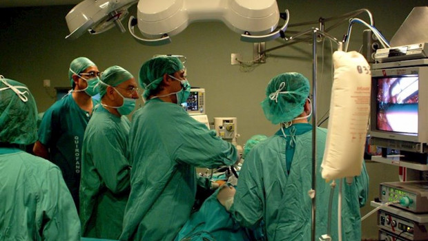 ep imagen de archivo de un trasplante renal en un quirofano del hospital virgen del rocio