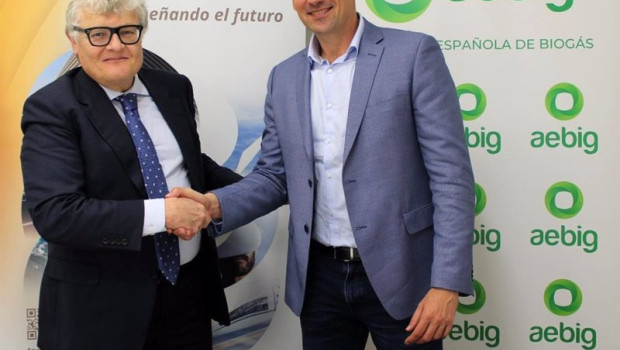 ep joan franco presidente de tecniberia y luis puchades presidente de aebig tras la firma del