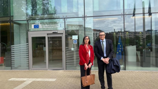 ep la presidenta de la autoridad portuaria de gijon nieves roqueni junto al director portuario jose